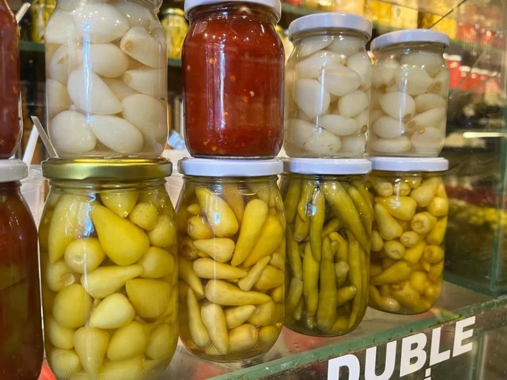 Soğuklardan korunmak için acı turşuya hücum ettiler