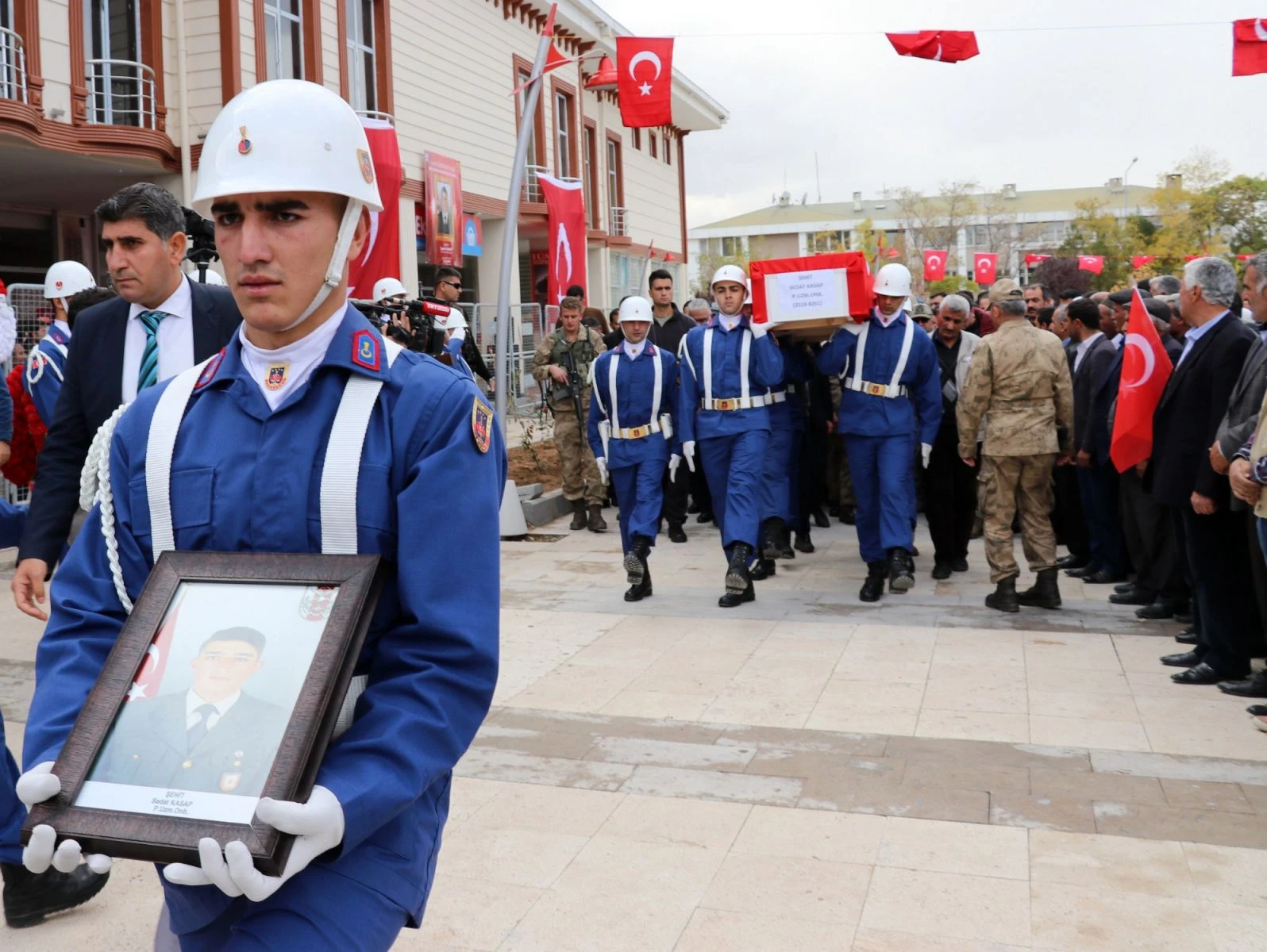 Şehit kasap gözyaşları arasında son yolculuğuna uğurlandı