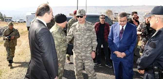 Orgeneral Hulusi Akar sınır birliklerini denetledi