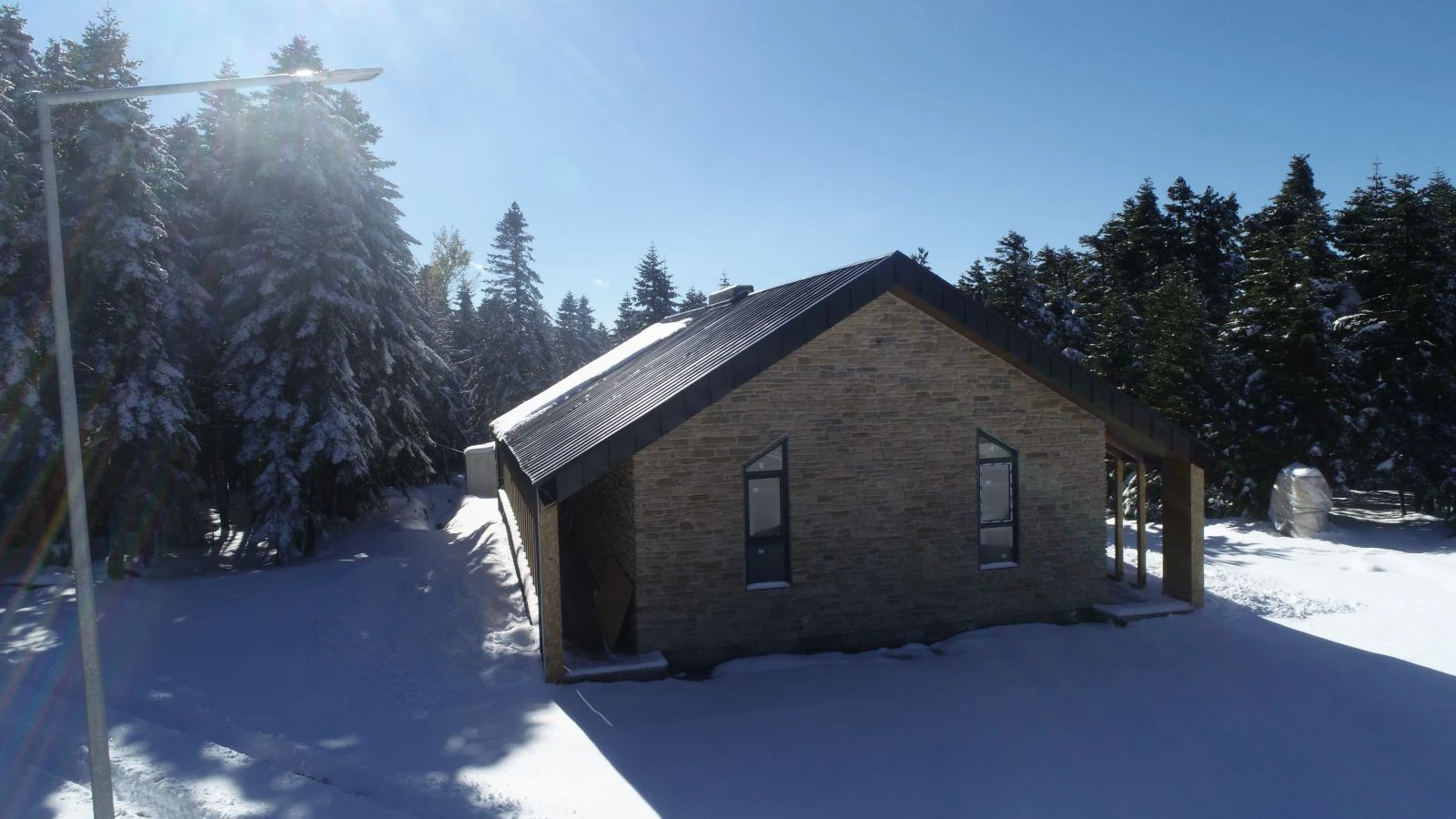 Uludağ'da ilginç görüntü! Herkes villa sanıyor ama...