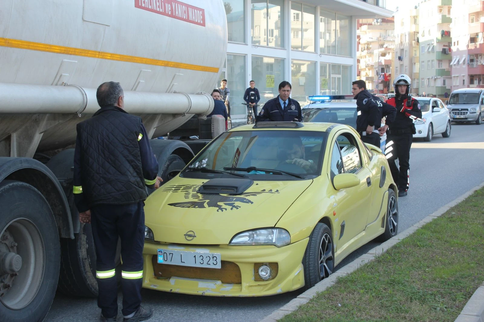 Polisten tankere anons: "Aracı sıkıştır"