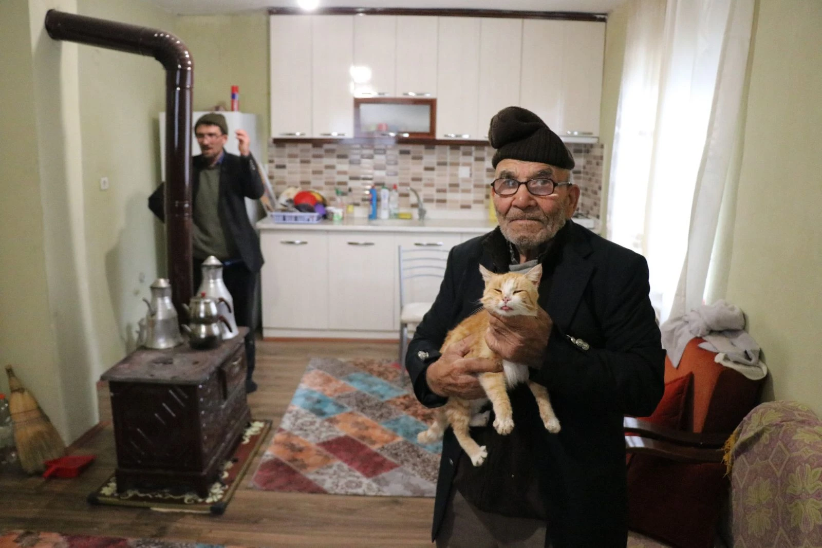 Ali dede yeni evinde kedileriye birlikte yaşıyor