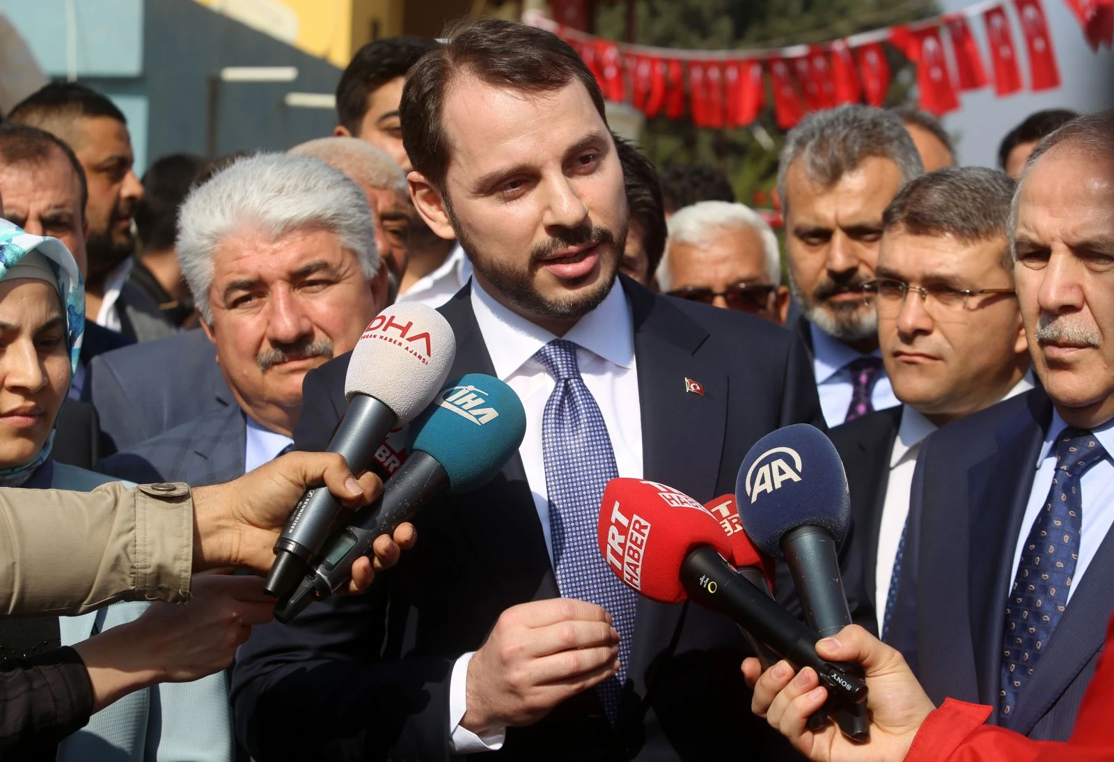 Bakan Albayrak, Reyhanlı'daki şehit ailelerini ziyaret etti