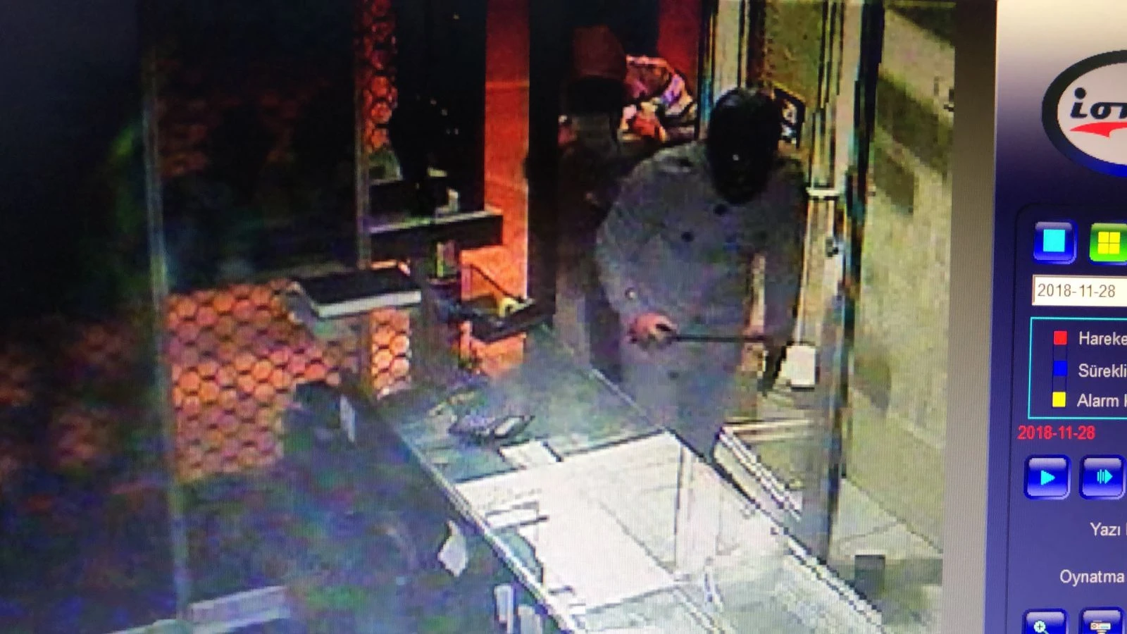 Kuyumcuya giren hırsızlar altın dolu kasayı açamadan kaçtı... O anlar kamerada