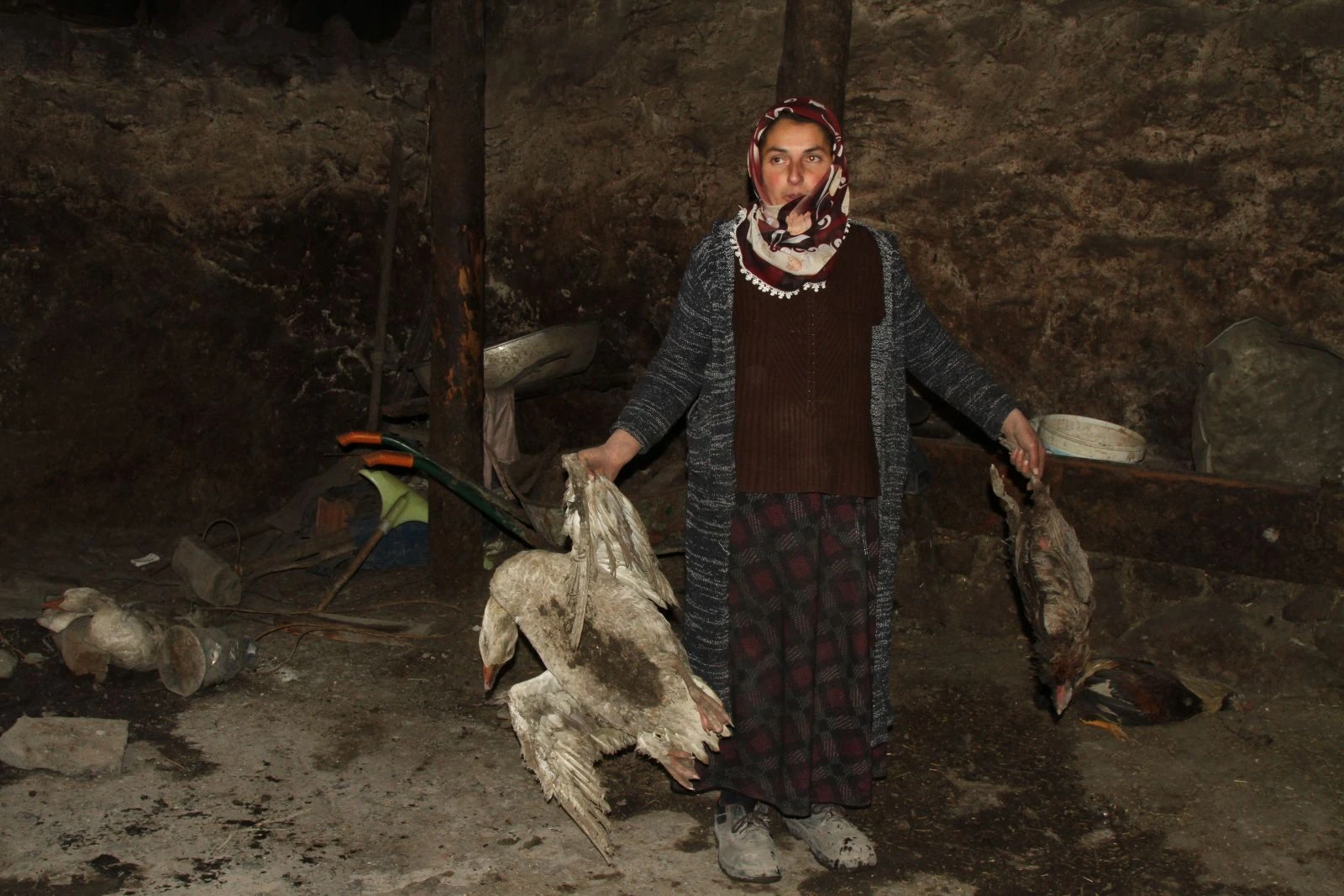 Yangında evleri küle döndü; kış ortasında 9 kişilik aile sokakta kaldı