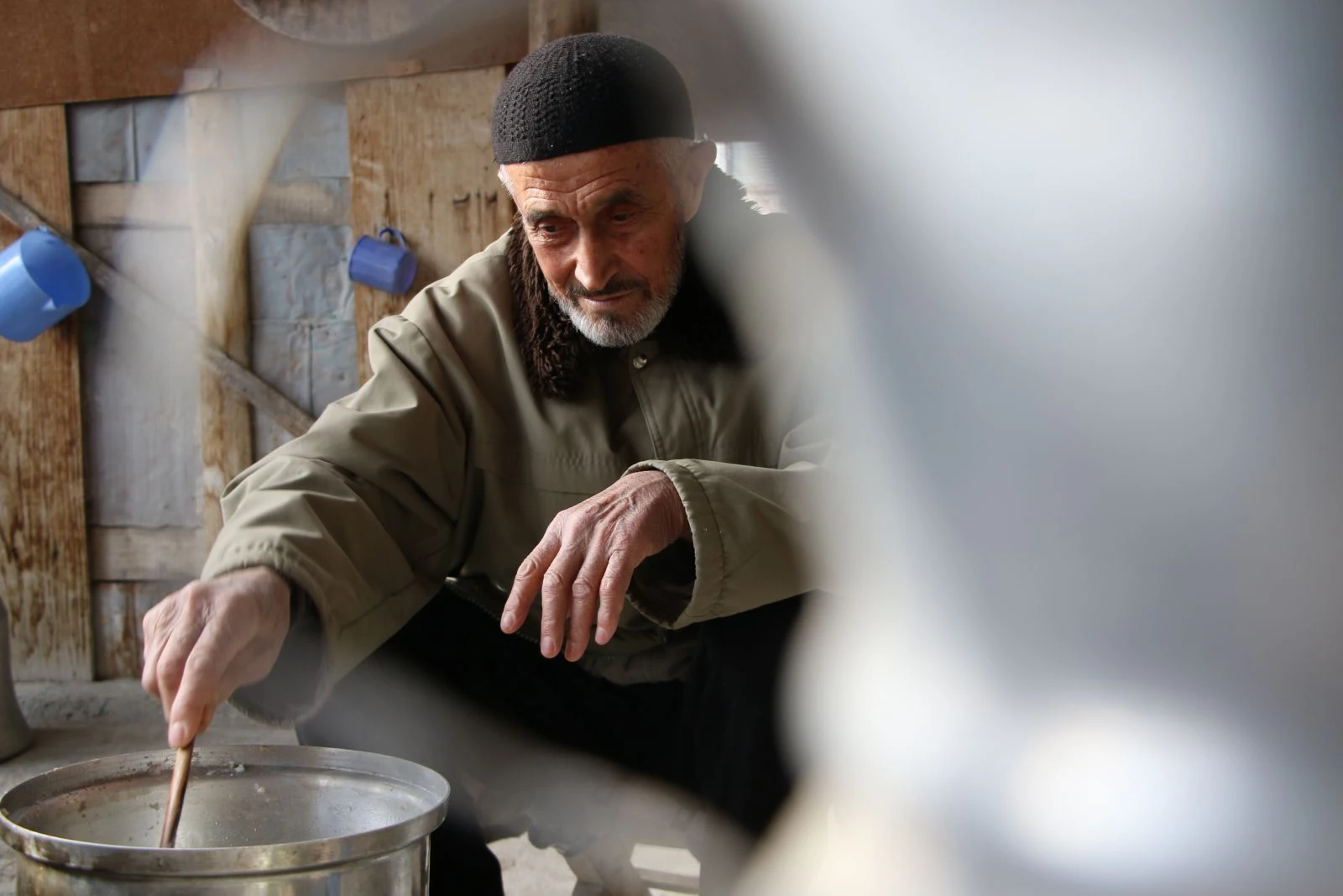 Tenceresi 10 yıldır kedi ve köpekleri için kaynıyor