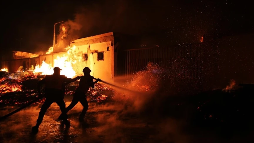 İsrail, Gazze'de plastik malzeme depolarını vurdu