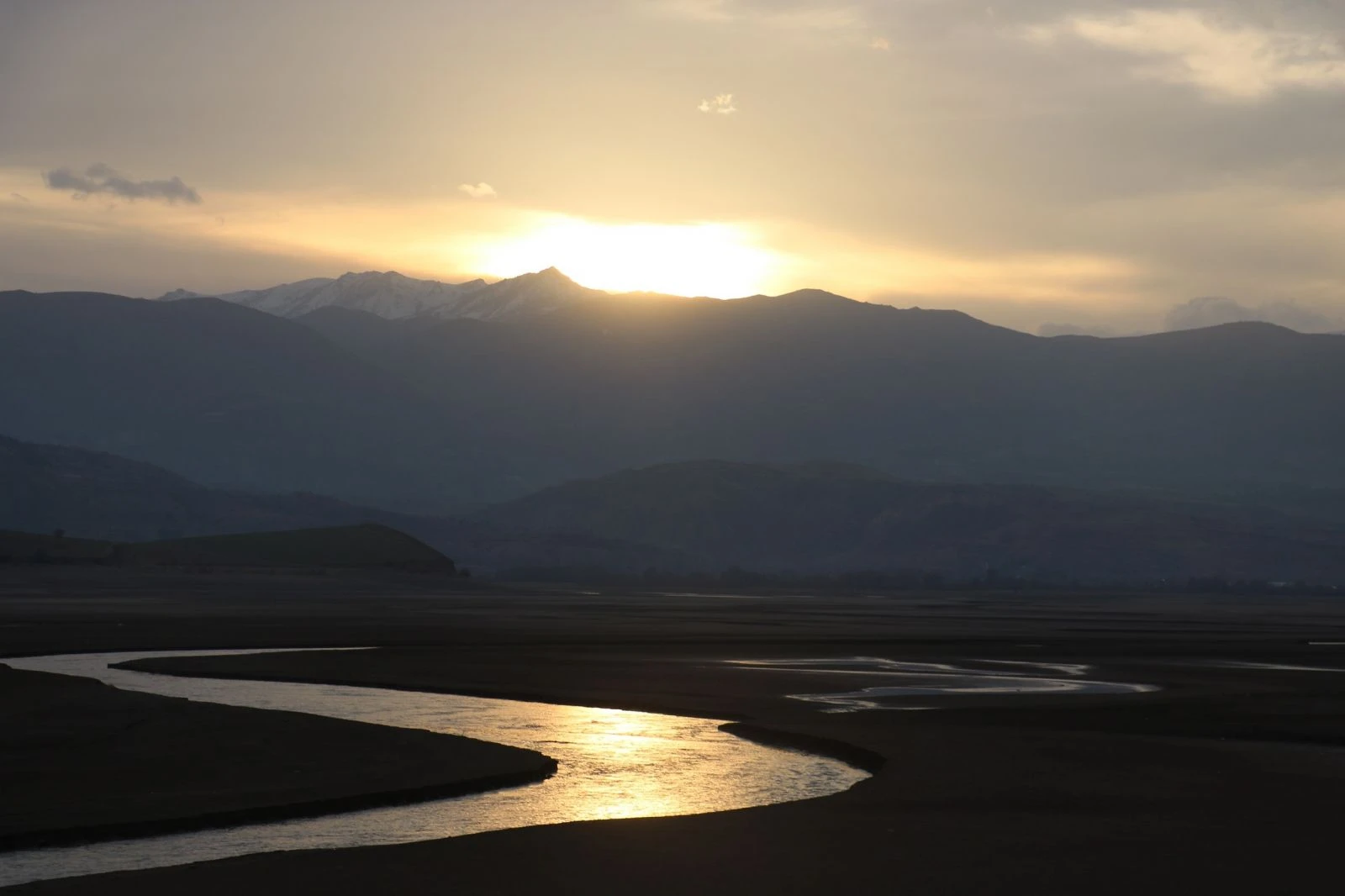 Barajdan geriye nehir yatağı kaldı