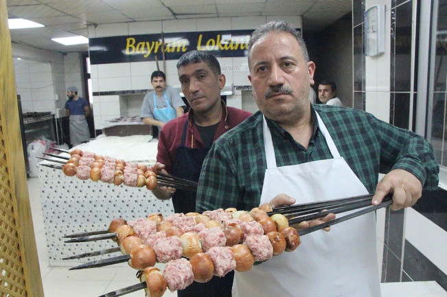 İlaç niyetine soğan kebabı yiyorlar