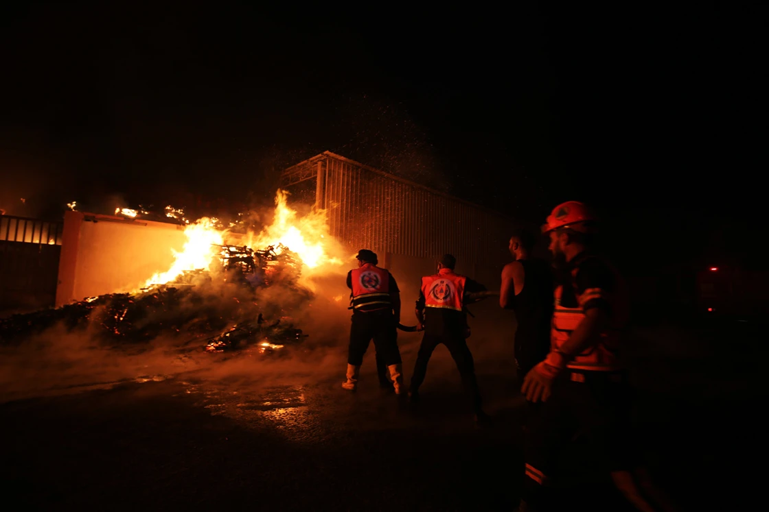 İsrail, Gazze'de plastik malzeme depolarını vurdu