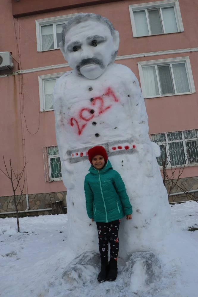 4 metre uzunluğunda dev kardan adam yaptılar