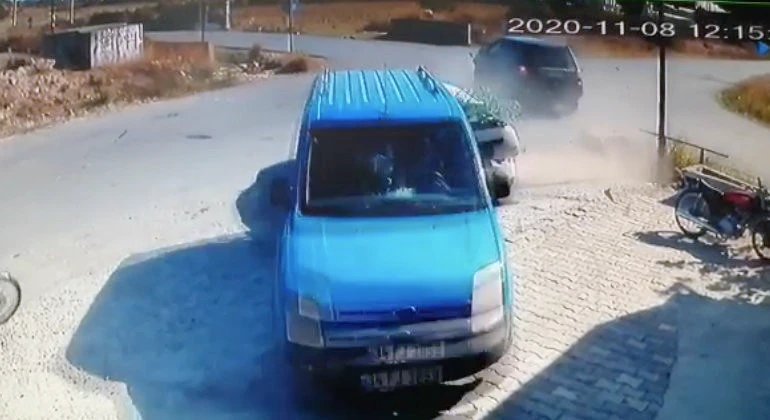 Park halindeki aracın içinde hayatının şokunu yaşadı