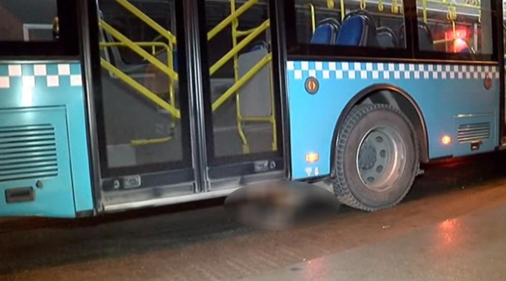 Yol kenarında beklerken otobüs çarptı