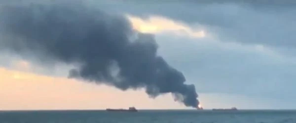 Kerç Boğazı'nda 2 gemi alev aldı