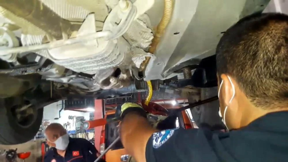 Otomobile giren 1 metrelik yılan itfaiye ekipleri tarafından çıkarıldı