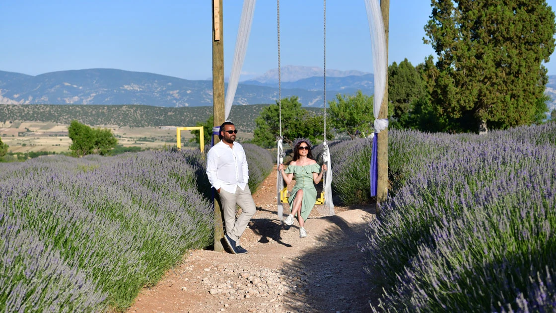 Mor tarlalar 3 ayda 750 bin turist ağırladı