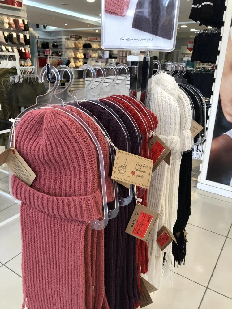 Kadın emeği el örgüsü atkı ve bereler raflarda