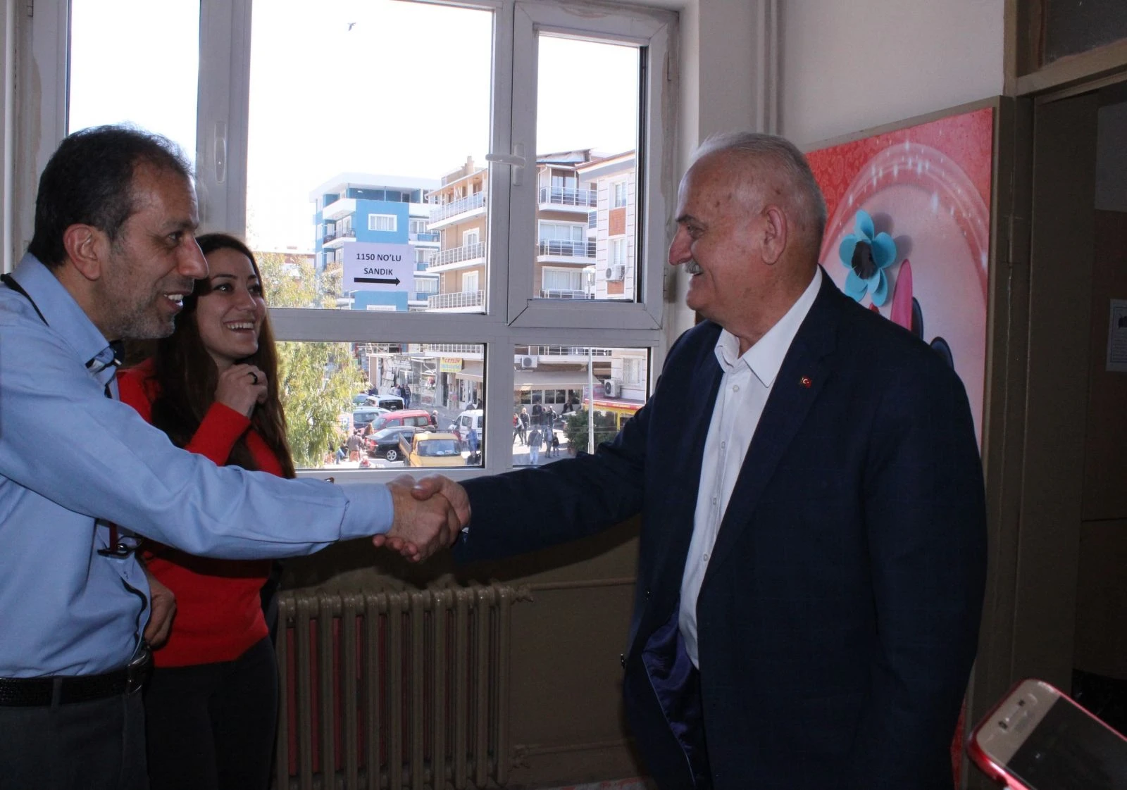 Herkes Binali Yıldırım zannetti: Meraklı bakışlar arasında oy kullandı