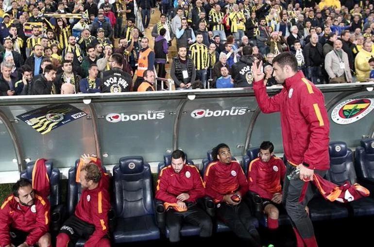 Galatasaraylı Burak Yılmaz'dan Fenerbahçe tribünlerine 4 işareti