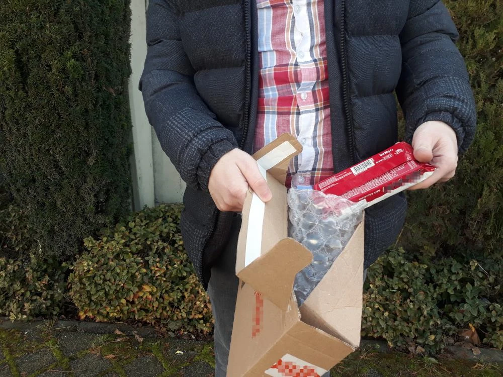 İnternetten telefon sipariş verdi, kargodan bisküvi çıktı