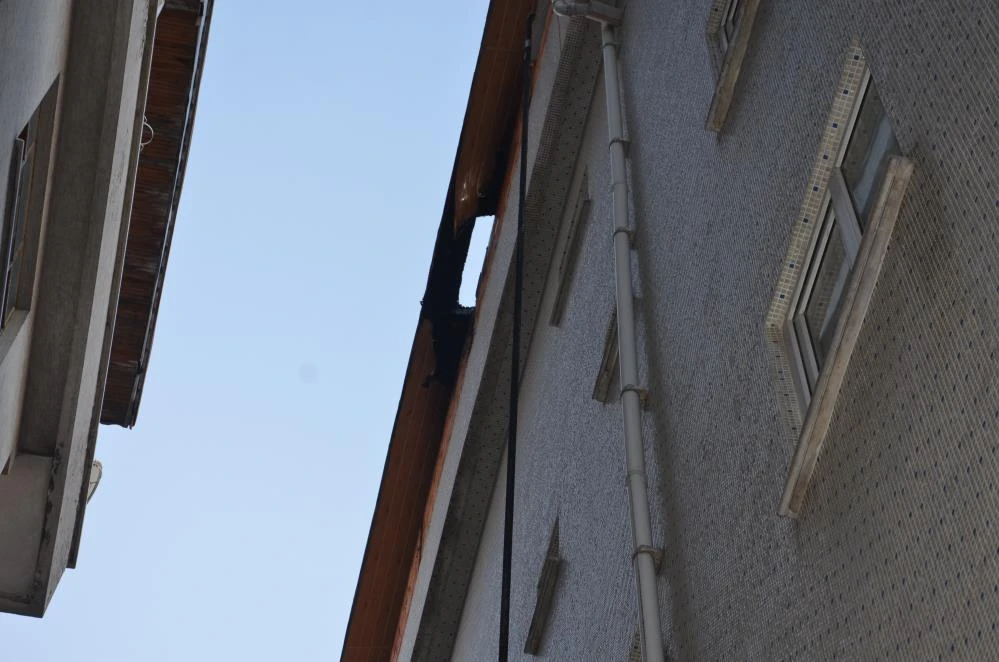 Ünye'de şömine kaynaklı yangın, çatıyı küle çevirdi