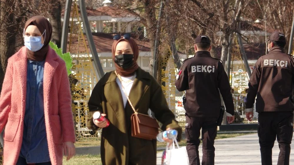 Güneşli hava koronavirüsü unutturdu