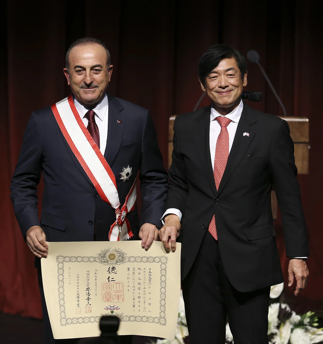 Bakan Çavuşoğlu'na 'Japonya'nın en yüksek nişanı' takdim edildi