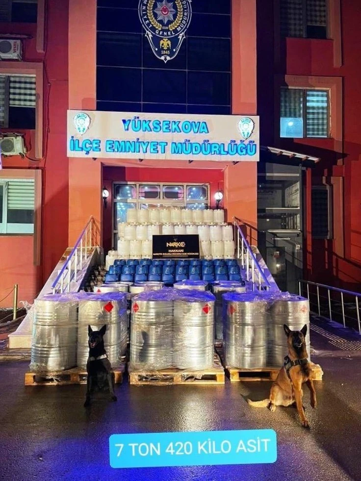 Bakan Soylu: Hakkari'de 7 ton 420 kilo asetik anhidrit ele geçirildi