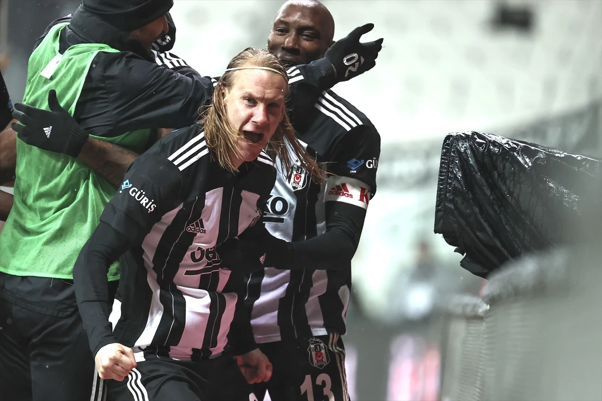 Beşiktaş derbi maçında sahasında Fenerbahçe ile 1-1 berabere kaldı