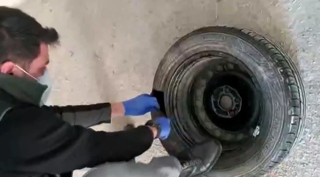 Otomobil lastiğinden bir kilo kokain çıktı