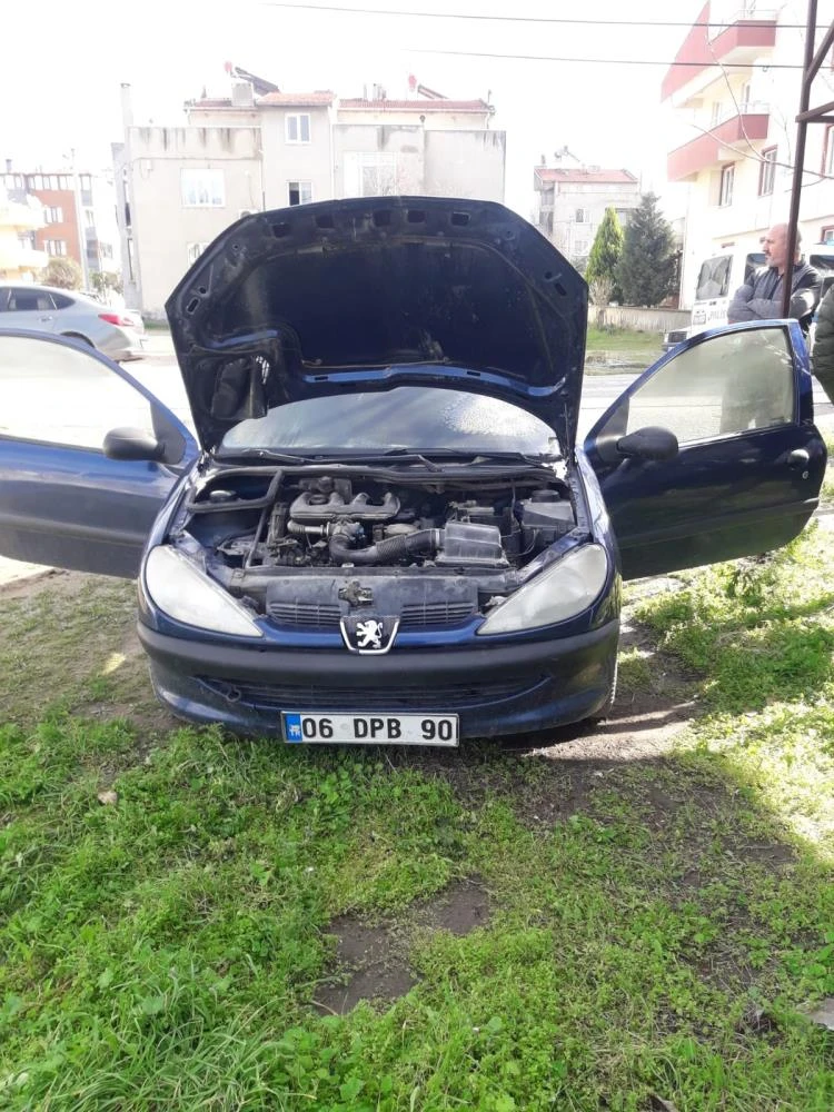 Balıkesir'de park halindeki otomobil alev alev yandı