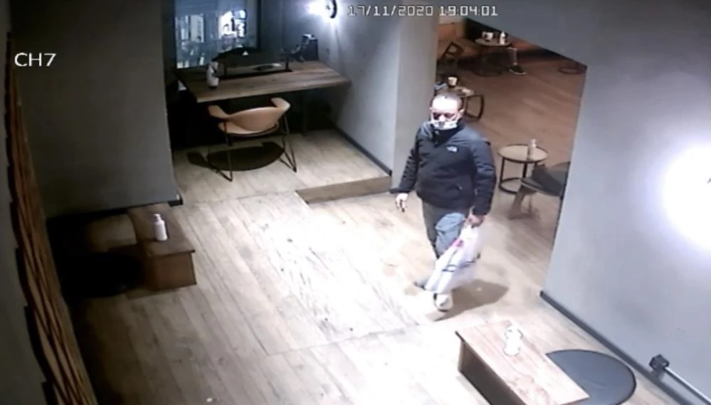 Genç kıza kafeteryada hırsızlık şoku