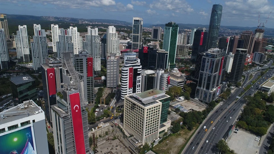 Megakentte 30 Ağustos Zafer Bayramı coşkusu: Gökdelenler dev Türk bayraklarıyla donatıldı