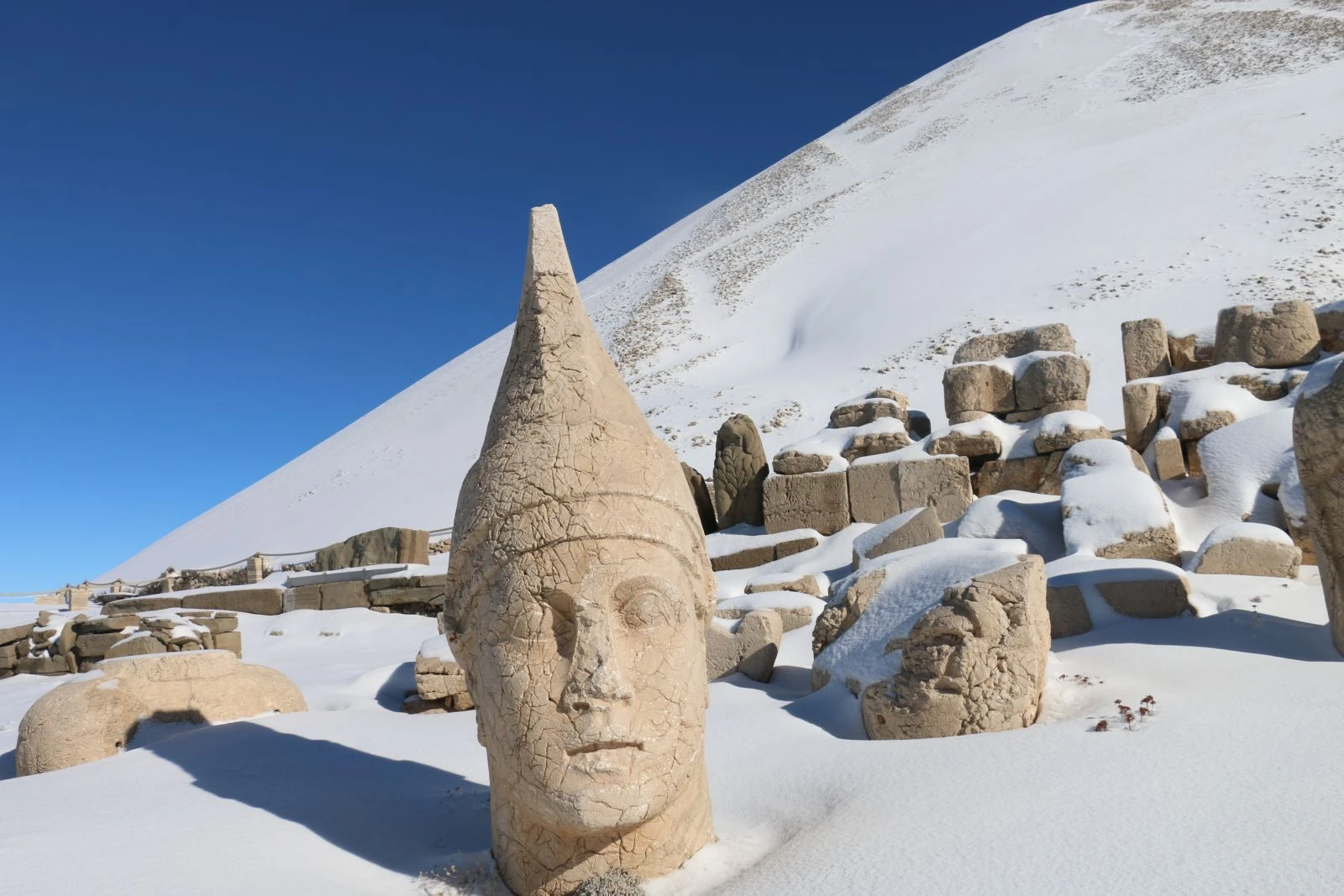 Nemrut Dağı'na mevsimin ilk karı düştü