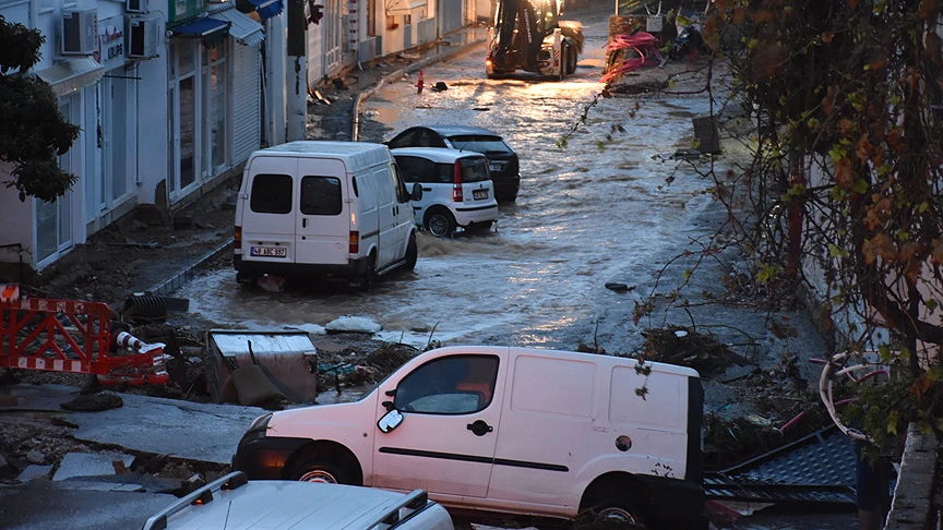 Bodrum'u sağanak vurdu