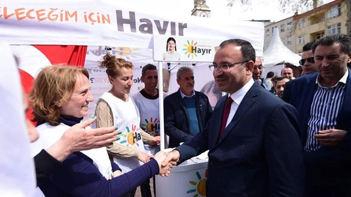 Adalet Bakanı Bekir Bozdağ, Sancaktepe'deki 'hayır' çadırını ziyaret etti