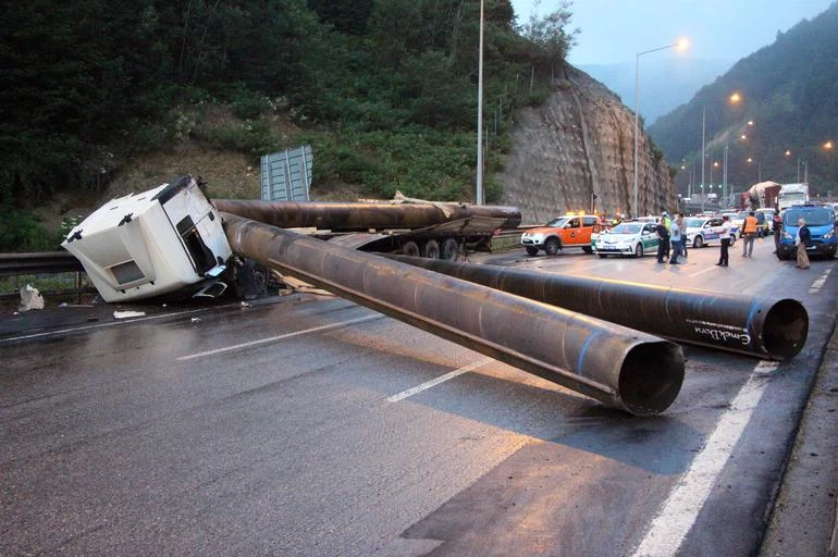 TIR kazası TEM Otoyolu’nu kapattı