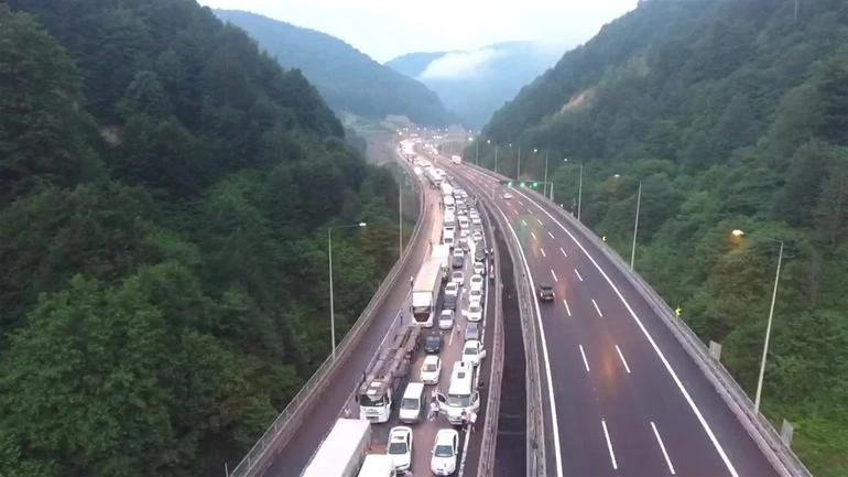 TIR kazası TEM Otoyolu’nu kapattı