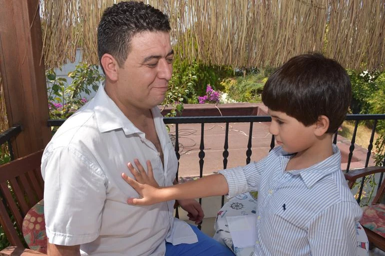 Doktorda öğrendiği gerçeği dövme olarak göğsüne yazdırdı