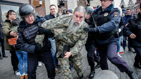 Putin karşıtı gösteri Moskova'yı karıştırdı: 380 gözaltı