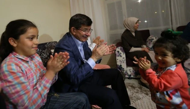 Başbakan Davutoğlu ve eşinden iftar sürprizi