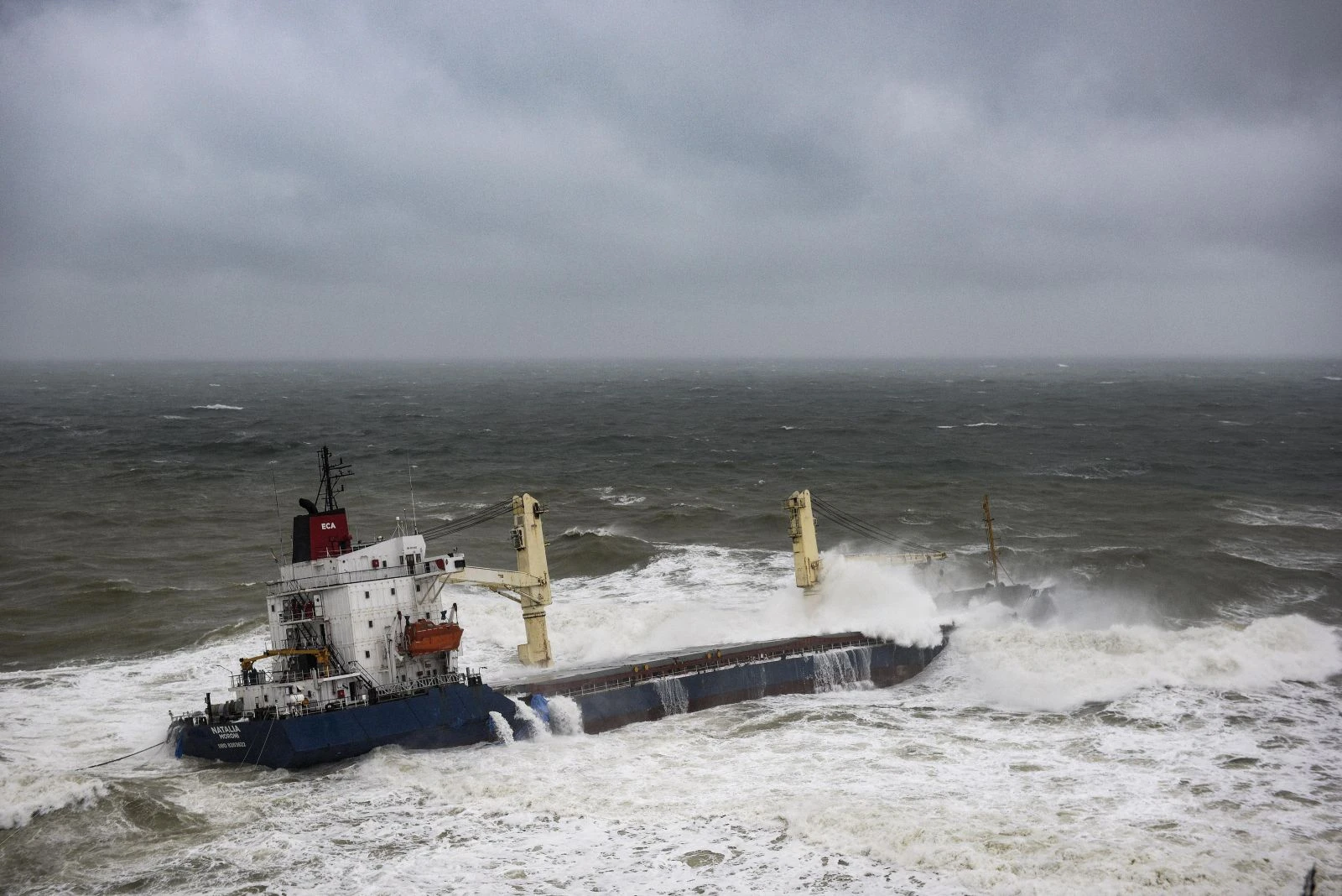 Şile'de karaya oturan geminin mürettebatı kurtarıldı