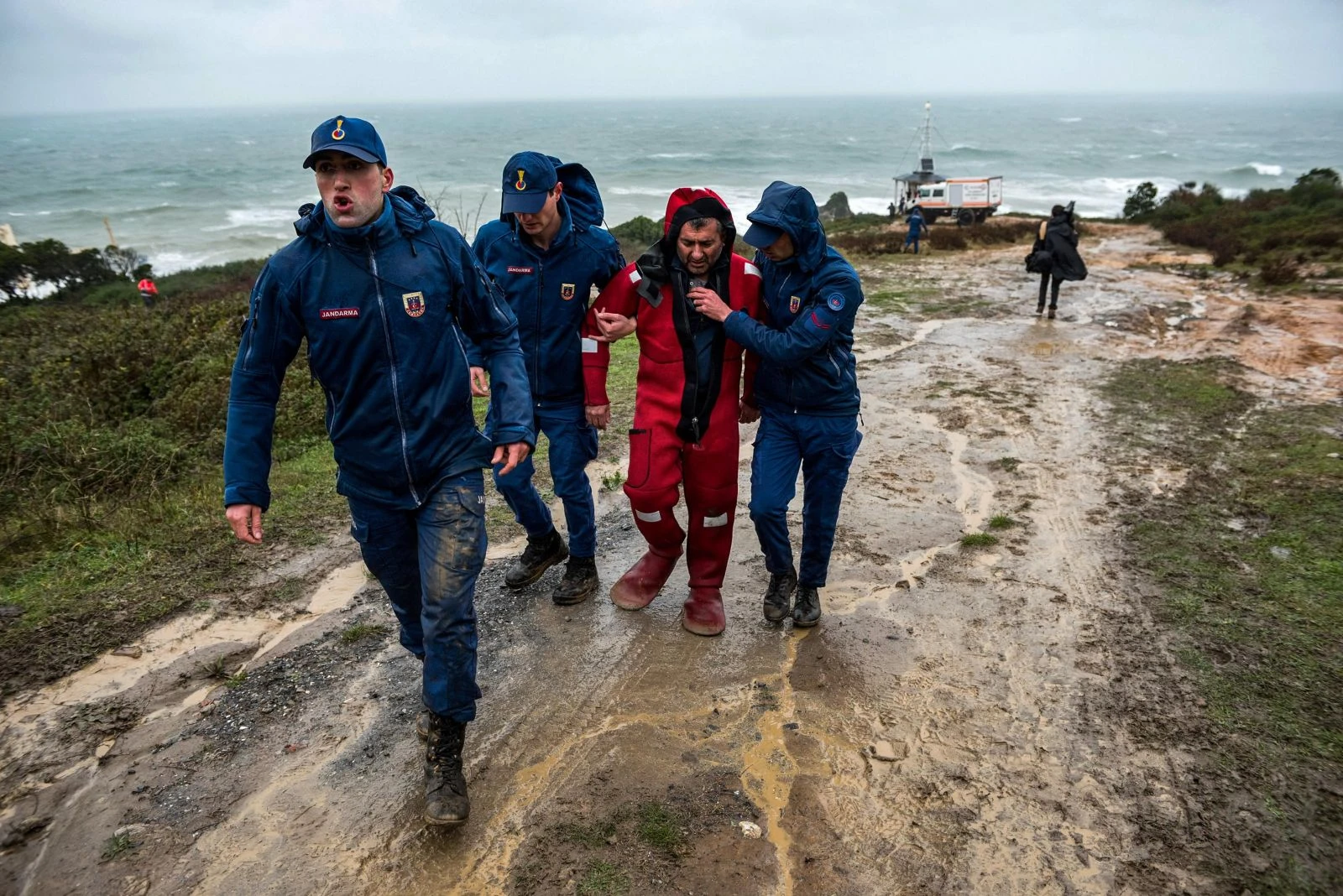 Şile'de karaya oturan geminin mürettebatı kurtarıldı