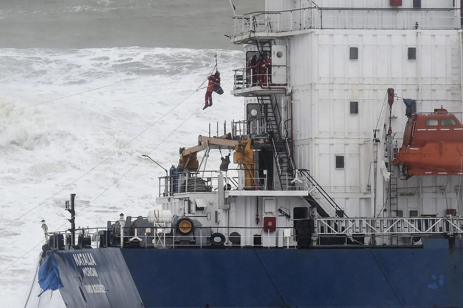 Şile'de karaya oturan geminin mürettebatı kurtarıldı