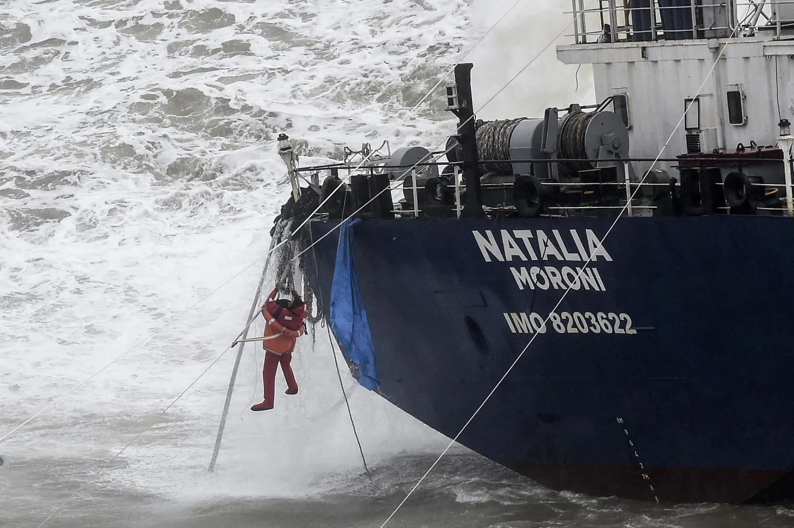 Şile'de karaya oturan geminin mürettebatı kurtarıldı