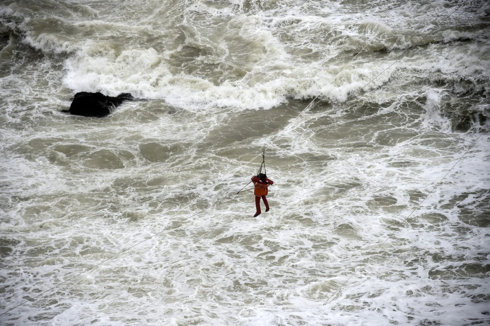 Şile'de karaya oturan geminin mürettebatı kurtarıldı
