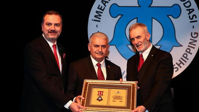 Binali Yıldırım'a 'Denizcilik Üstün Hizmet Beratı' takdimi