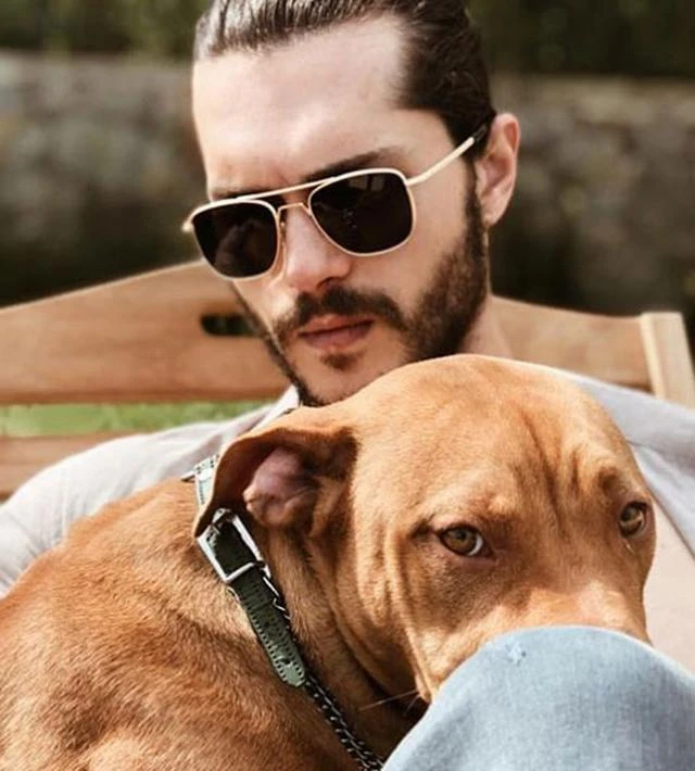 Ünlü oyuncu Burak Deniz'i köpek ısırdı