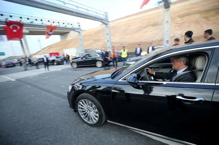 İki dev köprü birbirine bağlandı