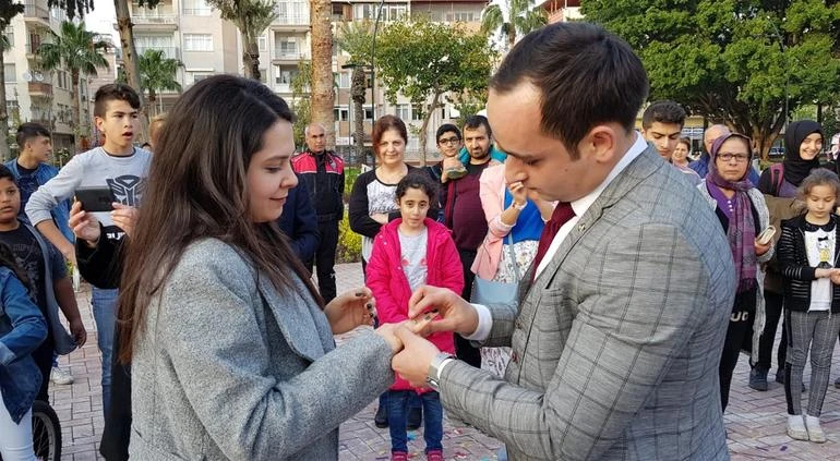 'Gözaltında' evlenme teklifi